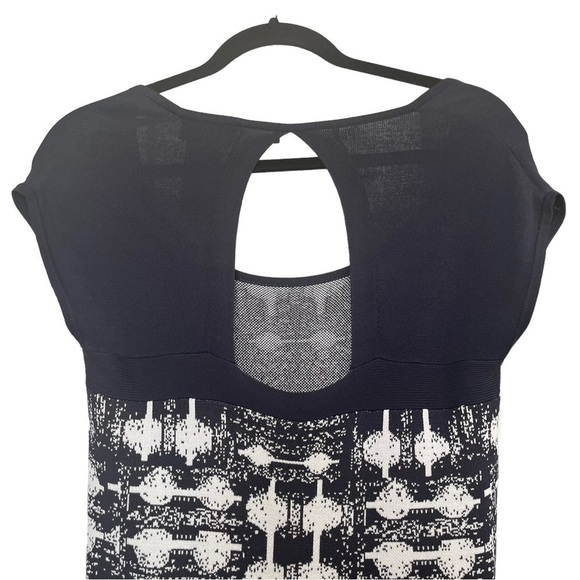 CARMEN Marc Valvo Navy & White Knit Dress with Cap Sleeves & Back Cut Out - Picture 8 of 14